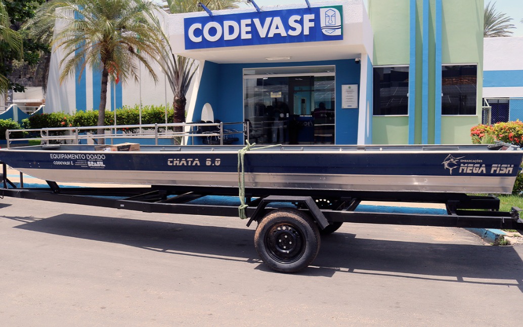 Codevasf entrega barco ao Distrito de Irrigação Formoso para limpeza das captações do Projeto Formoso