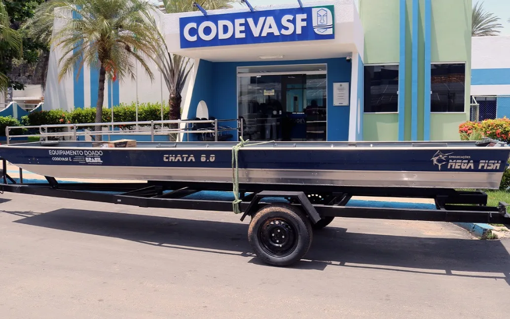 Codevasf entrega barco ao Distrito de Irrigação Formoso para limpeza das captações do Projeto Formoso